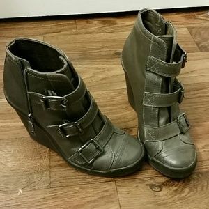 Simply Vera zip up bootie wedges